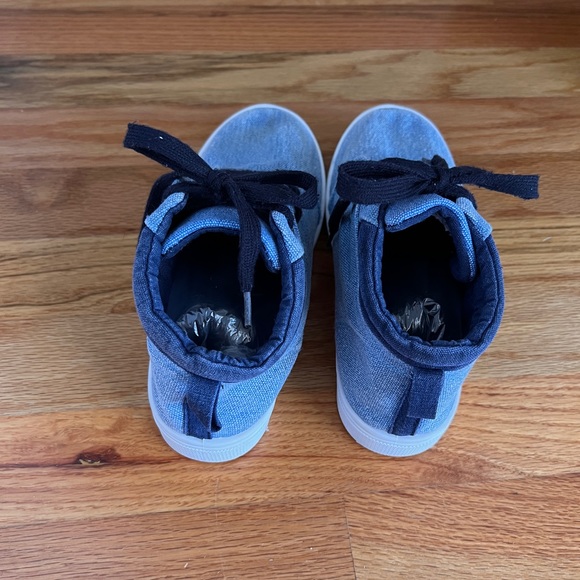 Light blue hi top shoes for boy with laces. Size 2Y - Picture 2 of 9
